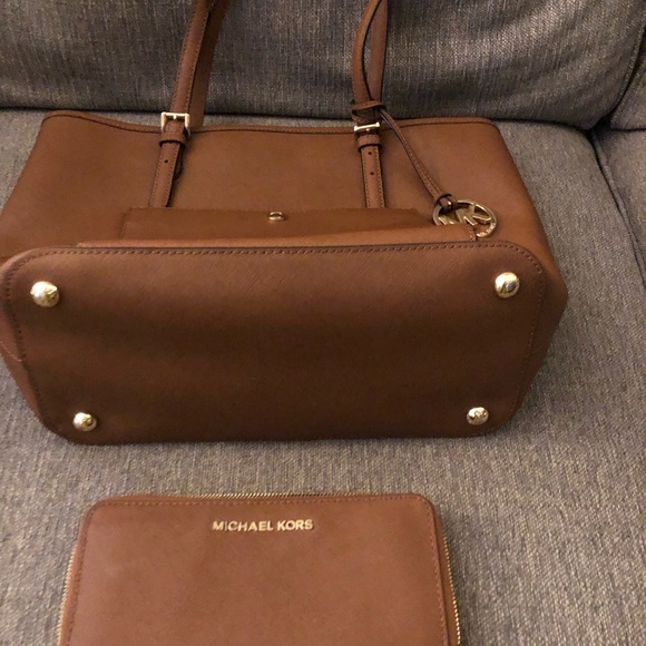 👜Michael Kors  NS Jet Set, with matching Fulton Wallet
👜Color: Brown - Picture 5 of 8
